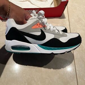 Women’s NikeAir Max Correlate